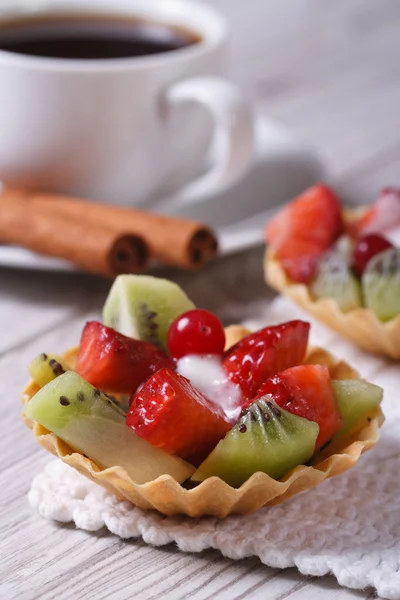 Tartaletas con fresas y kiwi con una taza de café —  Fotos de Stock