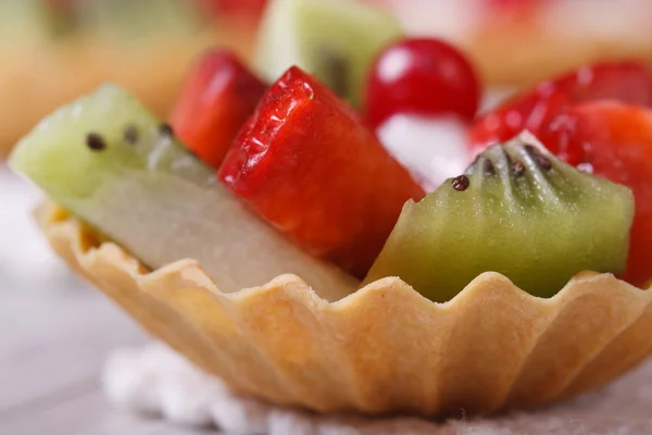 Tartlets with strawberries, kiwi and cranberries macro — Stock Photo, Image