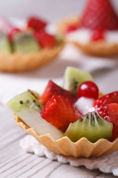 Tartlets with strawberries, kiwi and cranberries vertical — Stock Photo, Image