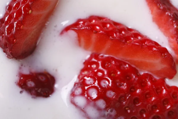 Hackade jordgubbar i yoghurt makro horisontella — Stockfoto