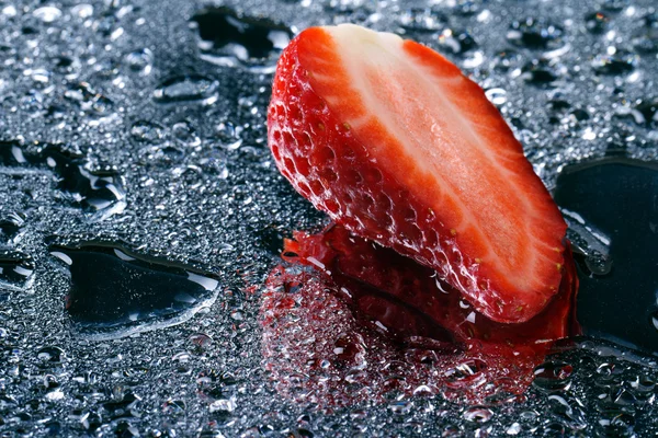 Το ήμισυ των φρέσκων φραουλών με νερό πέφτει οριζόντια — Φωτογραφία Αρχείου