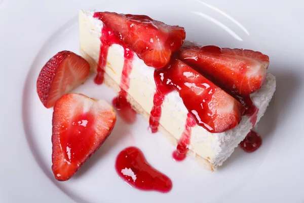 Gâteau au fromage avec des fraises fraîches vue d'en haut — Photo