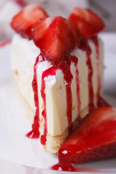 Delicious cheesecake with fresh strawberries front view — Stock Photo, Image