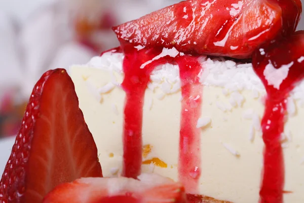 Delicado cheesecake de morango macro. horizontal — Fotografia de Stock