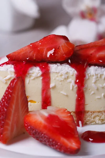 Delikat efterrätt cheesecake med färska jordgubbar — Stockfoto