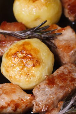 ızgara et ve yeni patates tatlı