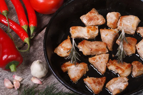 Trozos de carne a la parrilla en un primer plano. vista desde arriba . — Foto de Stock