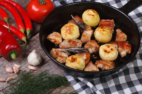 Grilled meat and new potatoes and vegetables in a pan — Stock Photo, Image