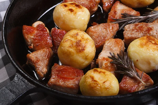 Pommes de terre nouvelles et porc rôti au romarin dans une casserole — Photo