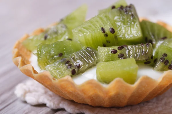 Tarta con kiwi de frutas y crema de cerca sobre la mesa —  Fotos de Stock