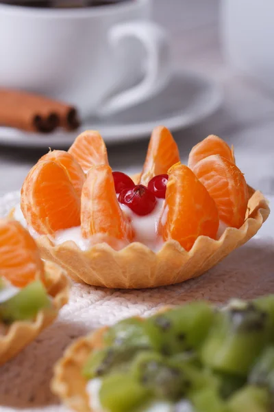 Tartaletas de frutas con mandarina, arándano y café —  Fotos de Stock