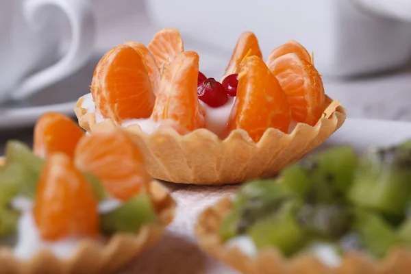 Tartaletas de frutas con kiwi y mandarina primer plano horizontal —  Fotos de Stock