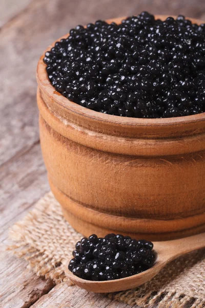 Caviar de esturjão preto em um closeup de madeira. Vertical — Fotografia de Stock