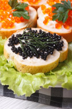 sandviç marul üzerinde balık kırmızı ve siyah havyar ile