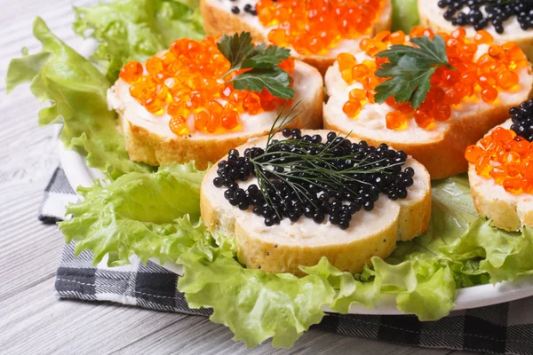 Sandwiches con caviar de pescado rojo y negro — Foto de Stock