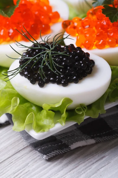 Ovos com caviar e alface de peixe vermelho e preto — Fotografia de Stock