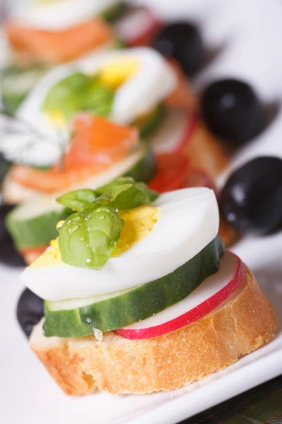 Сэндвич с вареными яйцами, огурцом, редькой макро — стоковое фото