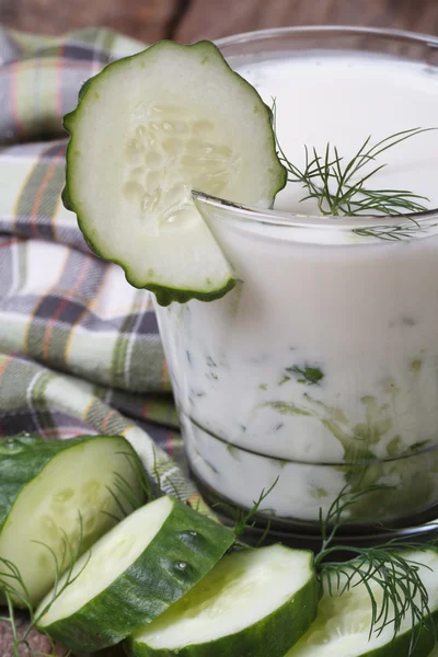 Gesunder Kefir mit Gurke und Dill — Stockfoto