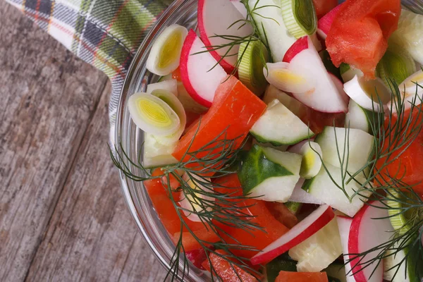 Диетический салат с помидорами, редиской, огурцом вид сверху — стоковое фото