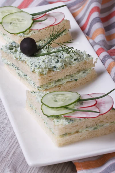 Double sandwiches with soft cheese, cucumbers, radishes vertical — Stock Photo, Image