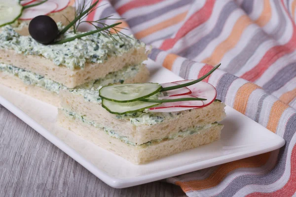 Sándwiches útiles con queso suave, pepinos, rábanos de cerca —  Fotos de Stock