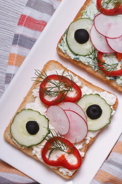 Два вкусных и здоровых сэндвича с овощами вид сверху — стоковое фото