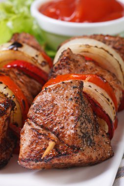 şiş kebap sebze ve sos üzerine beyaz tabak makro