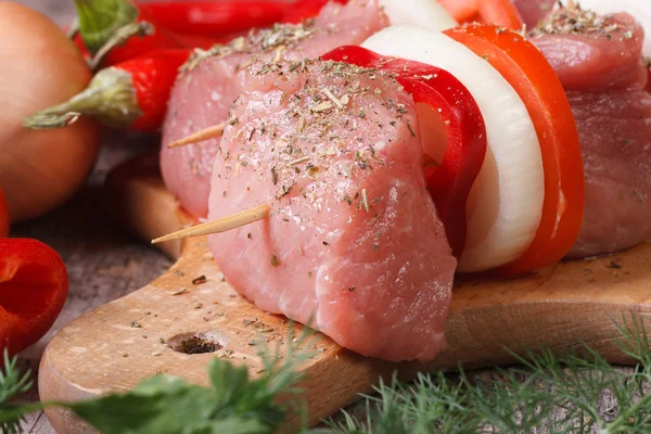Raw shish kebab with vegetables macro — Stock Photo, Image