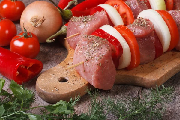 Mentah shish kebab dengan sayuran di papan potong — Stok Foto
