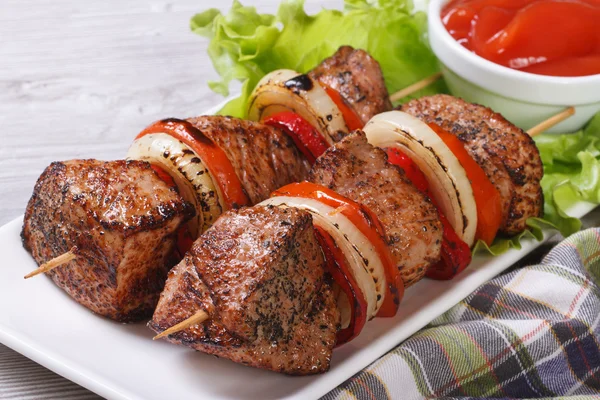 Heerlijke gegrilde shish kebab met groenten en saus — Stockfoto