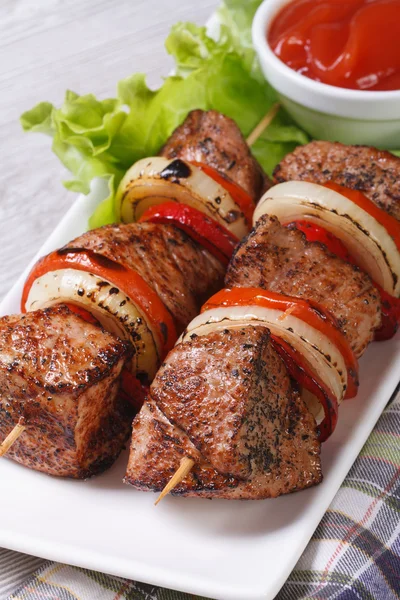 Smakelijk shish kebab met groenten en saus — Stockfoto