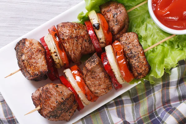 Shashlik con verdure e salsa vista dall'alto — Foto Stock