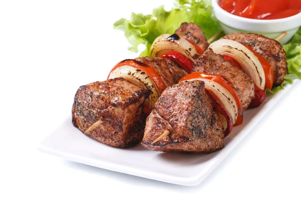 Espetos de carne com legumes isolados em placa branca — Fotografia de Stock