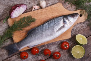 çiğ levrek balığı sebze ile kesme tahtası üzerinde ana sayfa görünümü