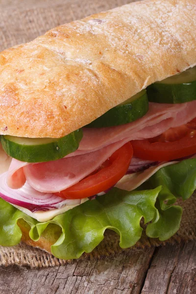 Sanduíche com presunto, tomate, queijo, alface e pepino — Fotografia de Stock