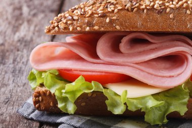 jambon, peynir, salata ve domates ile sandviç 