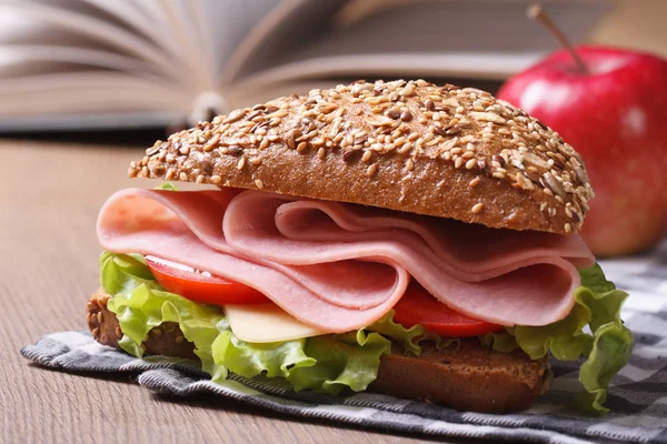 Déjeuner scolaire : sandwich au jambon et gros plan aux pommes — Photo