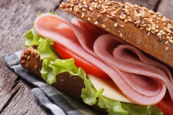 Smörgås med skinka, ost och grönsaker på nära håll — Stockfoto