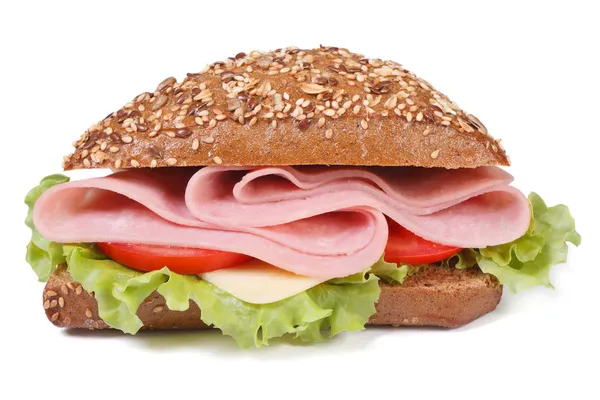 Sandwich met ham, kaas, tomaten en sla, geïsoleerd — Stockfoto
