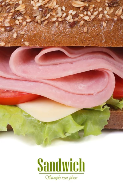 Sandwich met ham en groenten, beregening sesam geïsoleerd — Stockfoto