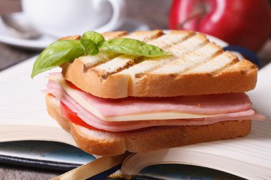 jambon, peynir ve defter ile lezzetli ekmek yakın çekim