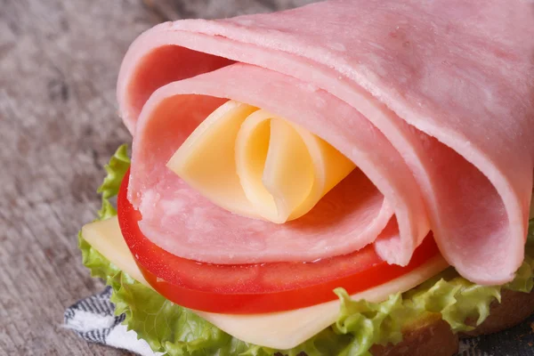 Вкусный сэндвич с ветчиной и сыром — стоковое фото