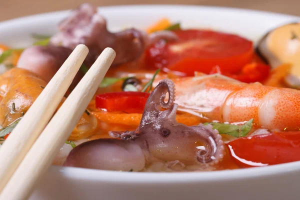 Sopa de frutos do mar com pauzinhos macro — Fotografia de Stock