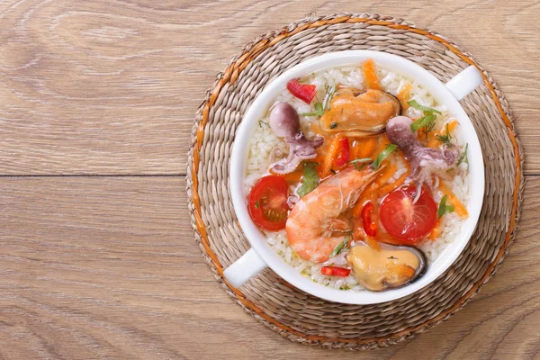 Rice soup with seafood on the table close-up top view — Stock Photo, Image