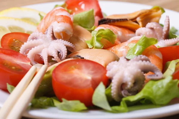 Seafood salad with cherry tomatoes horizontal. Macro — Stock Photo, Image