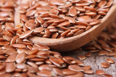 bir tabloda bir tahta kaşık makroda keten tohumu