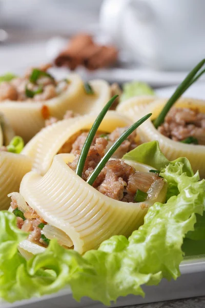 Lumakoni van de Italiaanse pasta gevuld met vlees macro — Stockfoto