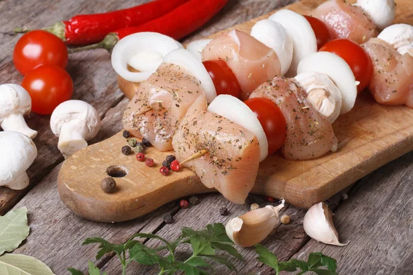 Raw chicken shish kebab with mushrooms, tomatoes and onions — Stock Photo, Image