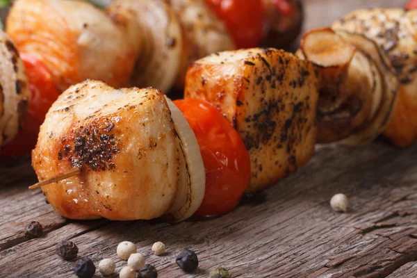 Sabroso kebab de pollo con setas en pinchos de madera — Foto de Stock