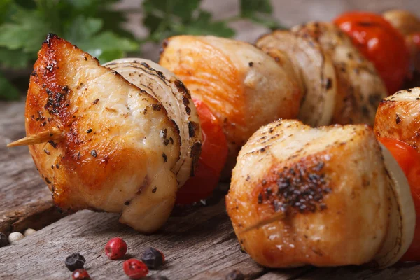 Brochette de poulet grillé délicieux avec légumes — Zdjęcie stockowe